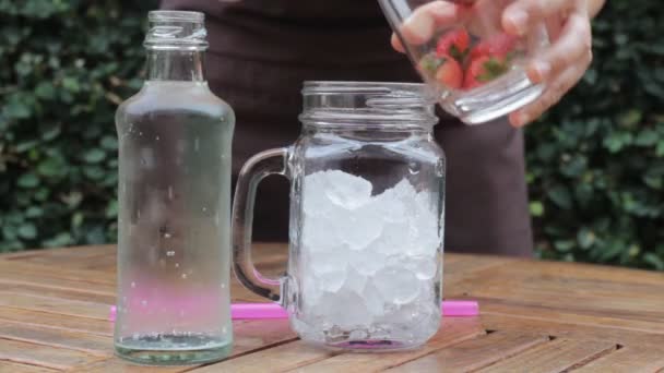 Fresa agua con gas bebida fría — Vídeos de Stock