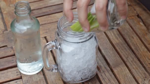 Kaltgetränk mit Limettenschaumwasser — Stockvideo