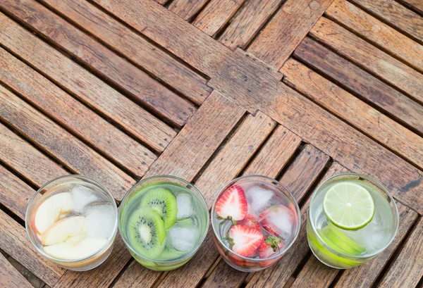 Variedad de frutas infundidas de agua con hielo —  Fotos de Stock