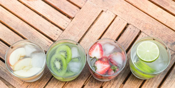 Diverse vruchten geïnfundeerd water met iced — Stockfoto
