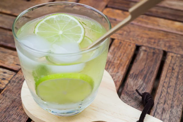 Gros plan verre d'eau infusée à la chaux — Photo