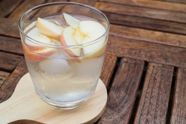 Primer plano vaso de agua infundida de manzana — Foto de Stock