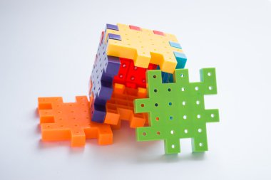 Renkli plastik jigsaw puzzle oyunu