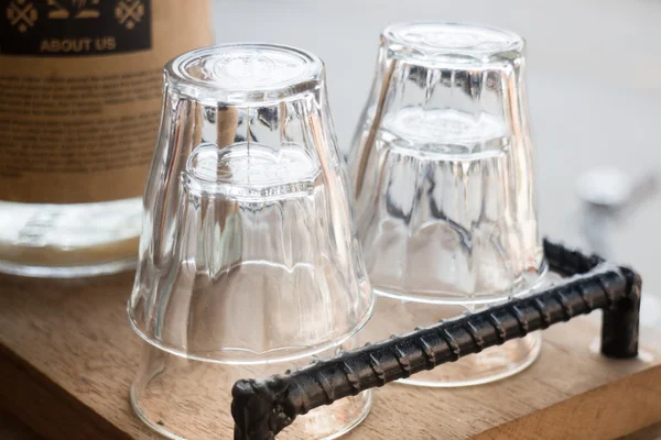 Sauberes Glas in Holzschale — Stockfoto
