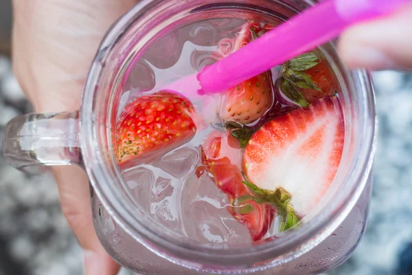 Sostenga el vaso de refresco de fresa helado — Foto de Stock