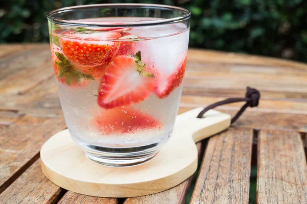 Γκρο πλαν ποτήρι φράουλα αρωματισμένο νερό — Φωτογραφία Αρχείου