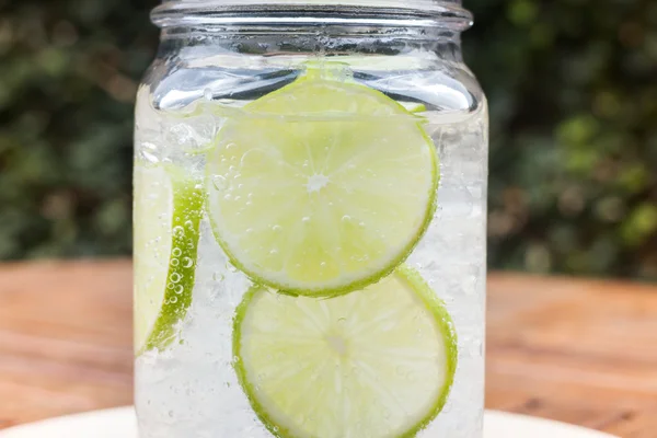 Close-up glas iced kalk frisdrank drinken — Stockfoto