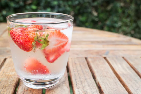 Primer plano vaso de agua infundida de fresa — Foto de Stock