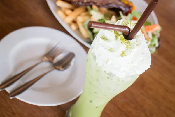 Té verde helado y comida de pollo frito —  Fotos de Stock