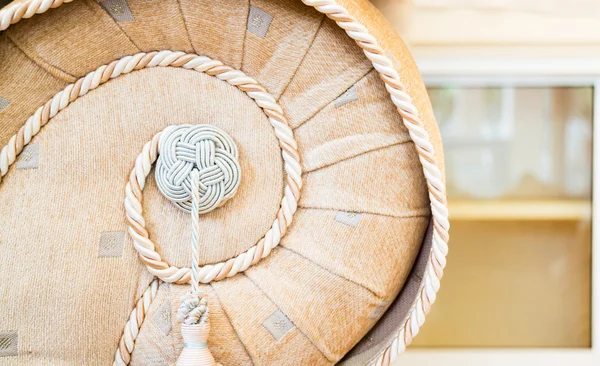 Güzel Püskül kadar turuncu kanepe ve kapatın