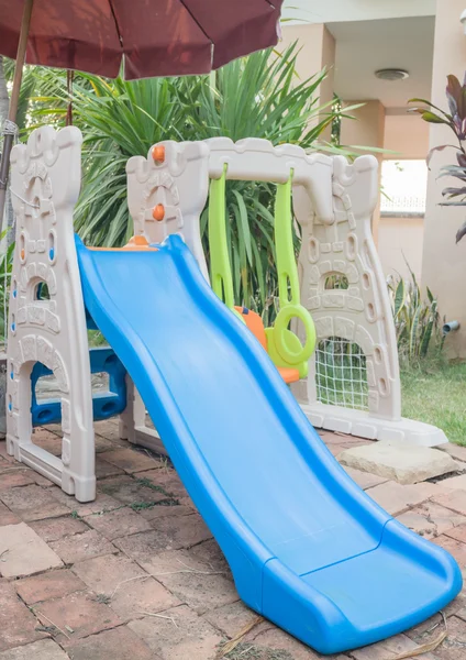 Casa parque infantil balanço definido no jardim — Fotografia de Stock