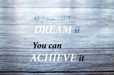 Rüya ilham mesajı ahşap masa arka plan üzerinde