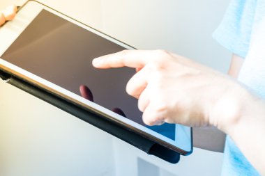 Pencerenin dijital tablet tutan el