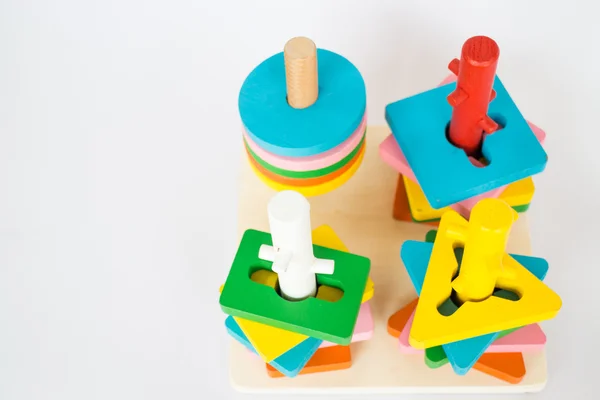 Kleurrijke puzzel houten speelgoed op witte tafel — Stockfoto