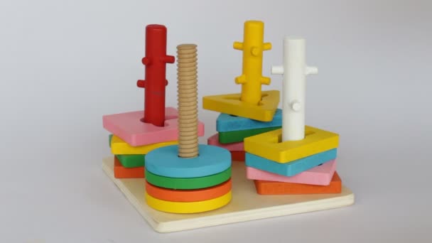Demostración de colorido rompecabezas de juguete de madera — Vídeo de stock