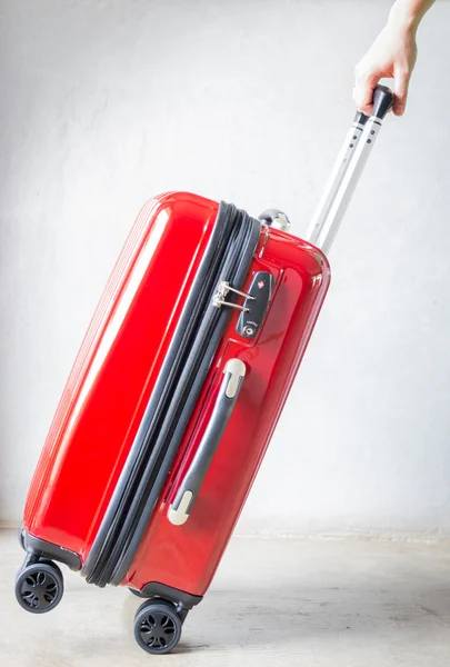 Kırmızı bavul seyahat el