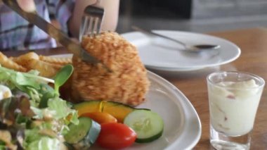 Kızarmış tavuk derin ile lezzetli bir yemek yemek