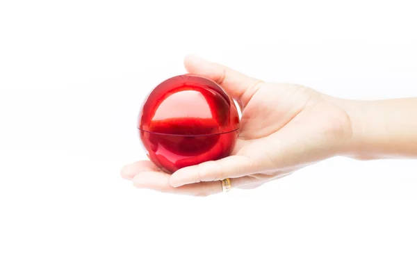 Mano sobre brillante bola roja sobre fondo blanco — Foto de Stock