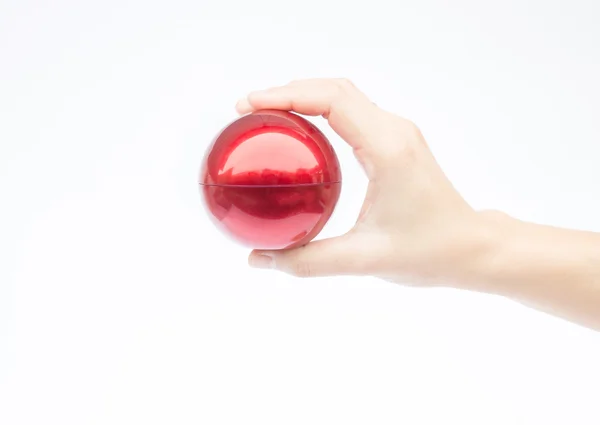 Рука на блискучому червоному м'ячі на білому тлі — стокове фото