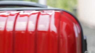 Kadın Bagaj odasına Bahçe yol boyunca taşır