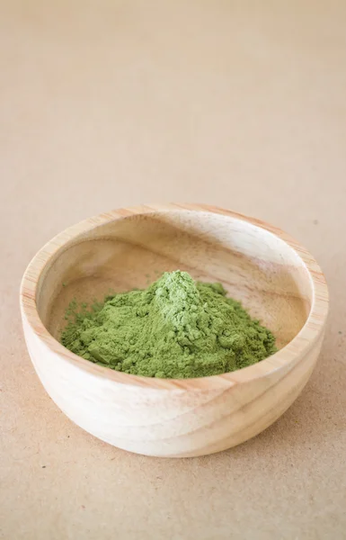 Premium polvere di tè verde in ciotola di legno — Foto Stock