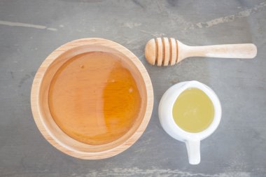 Üstten Görünüm üzerinde altın bal Kupası ve limon suyu