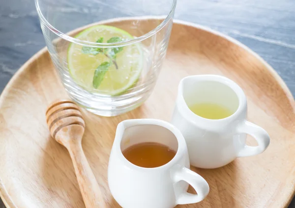 Xícara de mel limão bebida saudável — Fotografia de Stock