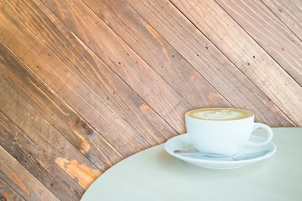 Weiße Tasse Kaffee Latte auf Holzboden — Stockfoto