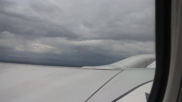 Avión despegando hacia el cielo nublado — Vídeos de Stock