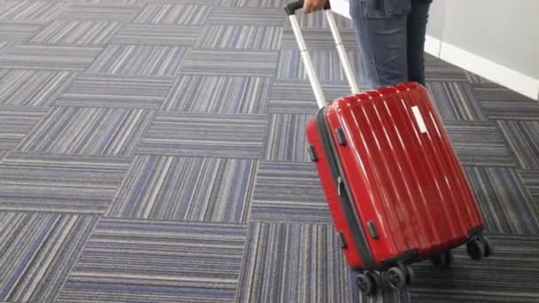 Passenger rolling luggage in the airport — Stock Video