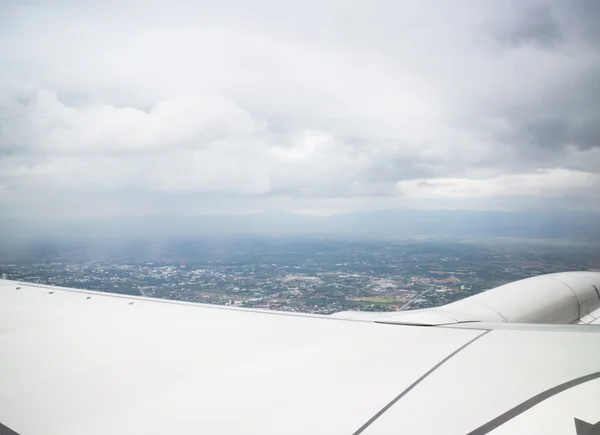 Chmury i ziemi widziany przez okno statku powietrznego — Zdjęcie stockowe
