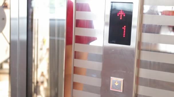 Las personas llamadas ascensor en 2 pisos bajan a 1 piso — Vídeos de Stock