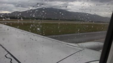 Yağmurlu bir gün içinde pistte uçak