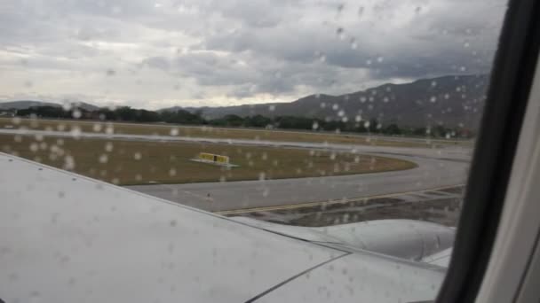 Vuelta en U del avión en pista en días lluviosos — Vídeo de stock