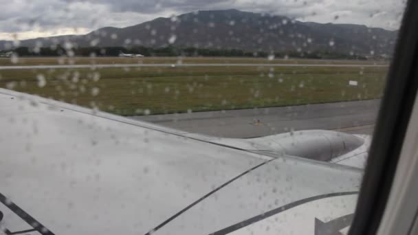 Silnik boost samolotu na pasie startowym w deszczowy dzień — Wideo stockowe