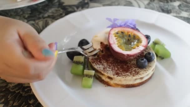 Mulher gosta de ter mistura de frutas bolo de queijo — Vídeo de Stock