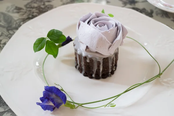 Romantic violet rose homemade cup cake — Stock Photo, Image