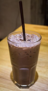 Sütlü çikolata ahşap masa üstünde buz