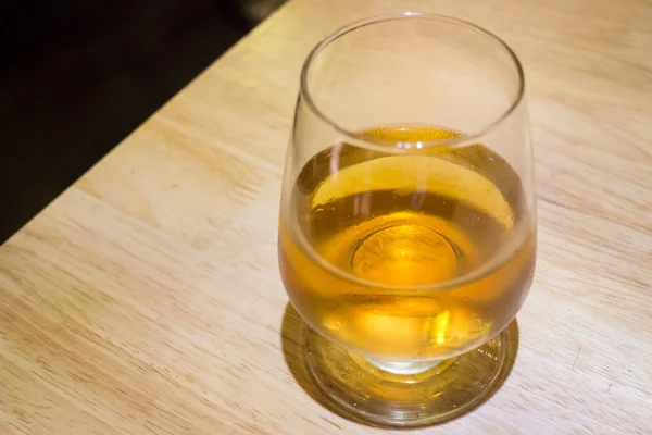 Холодный стакан алкогольного напитка — стоковое фото