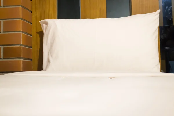 Біла постільна білизна та подушка — стокове фото