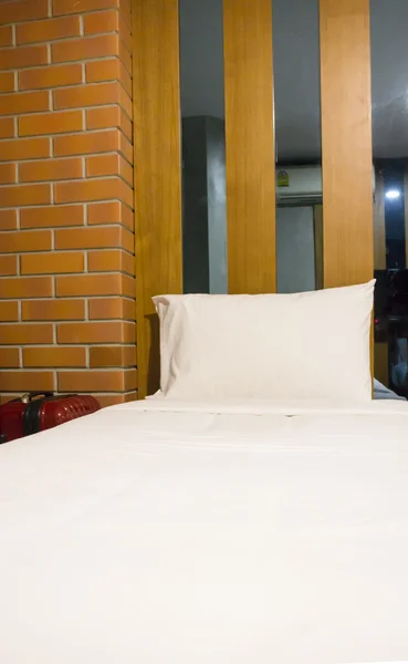 Белая простыня и подушка — стоковое фото