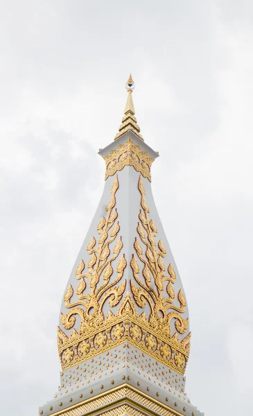 Chedi Prathat Panom com céu nublado no templo público da Tailândia — Fotografia de Stock