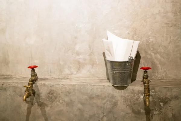 Wasserhahn an grauer Wand entkorkt — Stockfoto