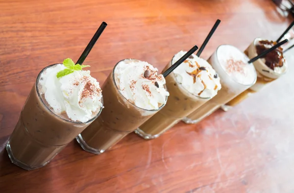 Variedad de bebidas de café helado en mesa de madera —  Fotos de Stock