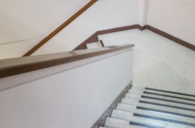 Boş ofis merdiven ufuk aşağıda