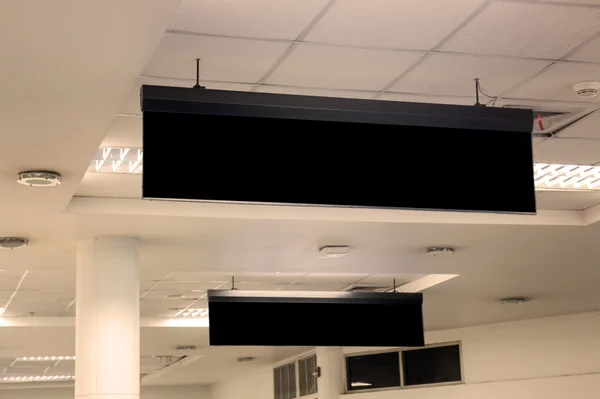 Prázdnou kancelář znamení zavěšení na strop — Stock fotografie