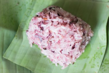 Muz yaprak yapışkan pirinç-berry pişmiş