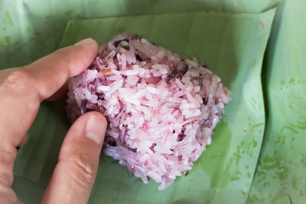 Arroz-baya pegajosa cocida sobre hoja de plátano —  Fotos de Stock