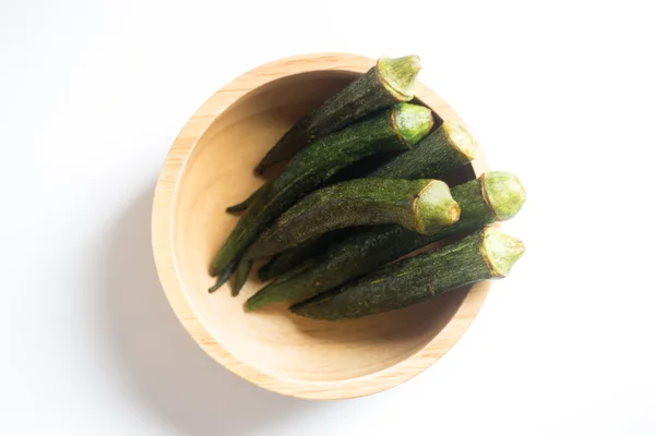 Chips de okra saludables aislados sobre fondo blanco —  Fotos de Stock