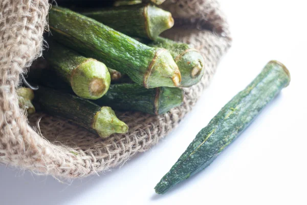 Chips de okra saludables en un fondo limpio —  Fotos de Stock